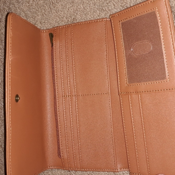 Universal Thread Trifold Wallet - Picture 4 of 4